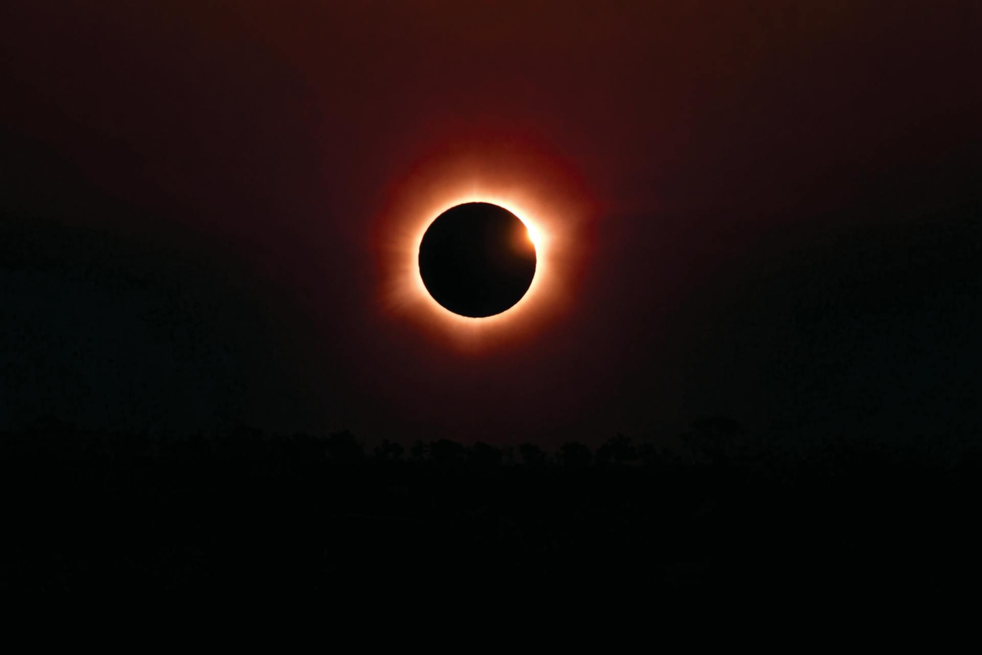 El Ayuntamiento de València recomienda a los vecinos comprobar si desde el balcón o terraza de su edificio pueden seguir el eclipse El Ayuntamiento de València recomienda a los vecinos comprobar si desde el balcón o terraza de su edificio pueden seguir el eclipse
