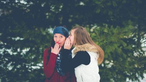 Dos chicas dici&eacute;ndose algo al o&iacute;do 