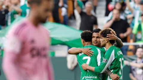 Cucho Hern&aacute;ndez, Antony y Abde celebran uno de los goles verdiblancos.