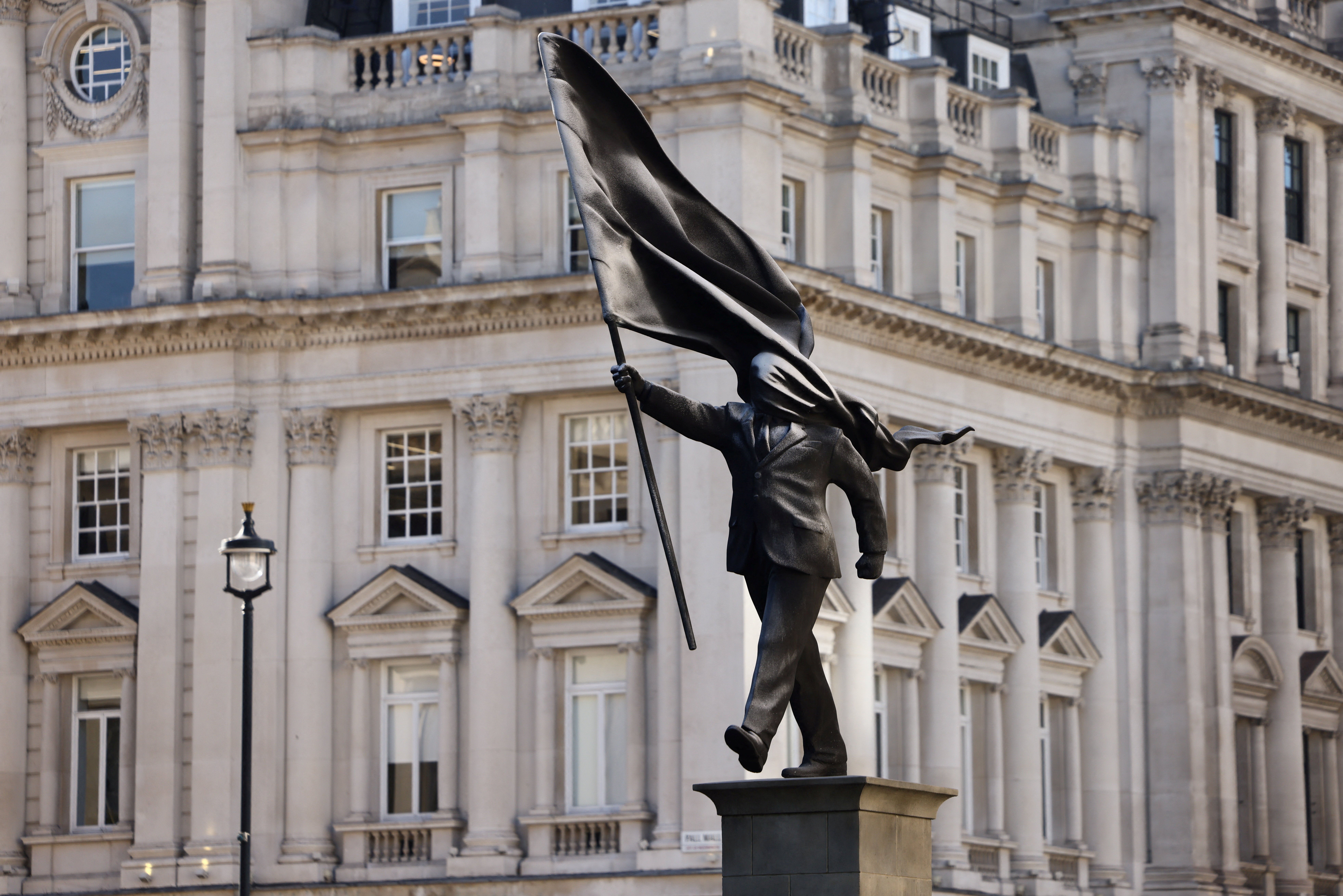 Banksy confirma la autoría de la estatua del centro de Londres: "Es el artista más influyente del mundo" Banksy confirma la autoría de la estatua del centro de Londres: "Es el artista más influyente del mundo"