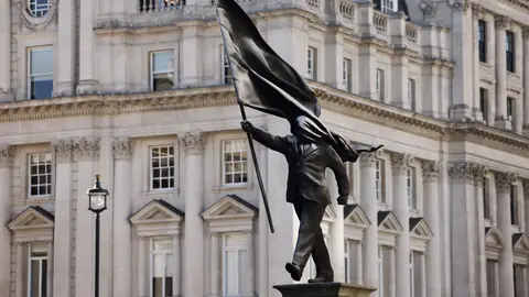 La estatua de Banksy en el centro de Londres La estatua de Banksy en el centro de Londres