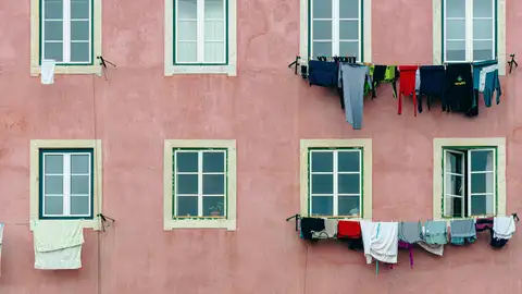 Ropa tendida en un edificio Ropa tendida en un edificio