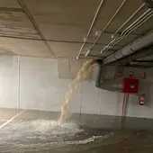 El agua volvió a inundar el garaje de la Urbanización Casanate El agua volvió a inundar el garaje de la Urbanización Casanate