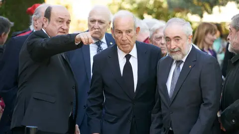 De izquierda a derecha: Andoni Ortuzar, Carlos Garaikoetxea y Rafael Larreina De izquierda a derecha: Andoni Ortuzar, Carlos Garaikoetxea y Rafael Larreina