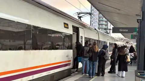 Passatgers agafen el tren a l'estació de Girona Passatgers agafen el tren a l'estació de Girona