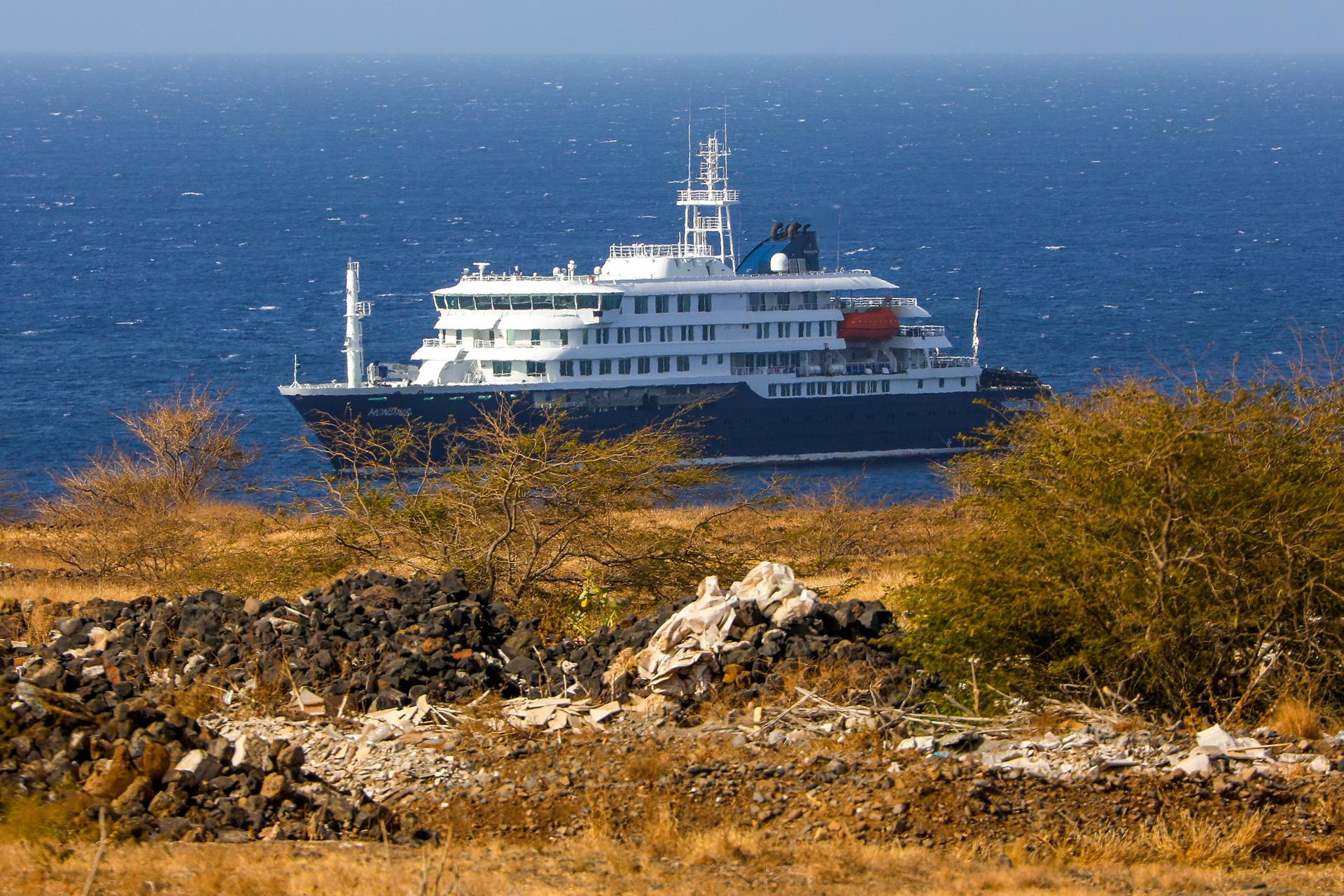 El crucero afectado por hantavirus prevé atracar en Canarias: hay al menos catorce españoles a bordo El crucero afectado por hantavirus prevé atracar en Canarias: hay al menos catorce españoles a bordo