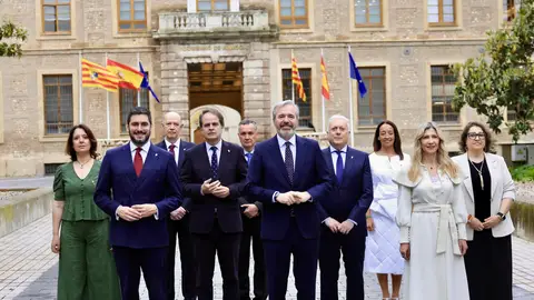Azcón y sus nueve consejeros en el acto de este lunes Azcón y sus nueve consejeros en el acto de este lunes