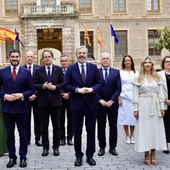 Azcón y sus nueve consejeros en el acto de este lunes Azcón y sus nueve consejeros en el acto de este lunes