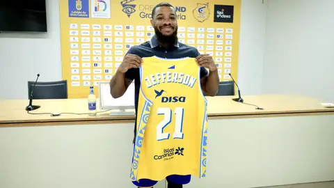 Brandon Jefferson en su presentación Brandon Jefferson en su presentación
