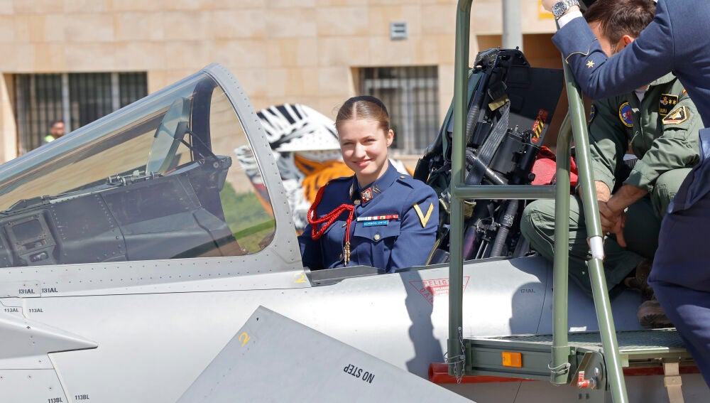 La princesa Leonor en un avión de combate