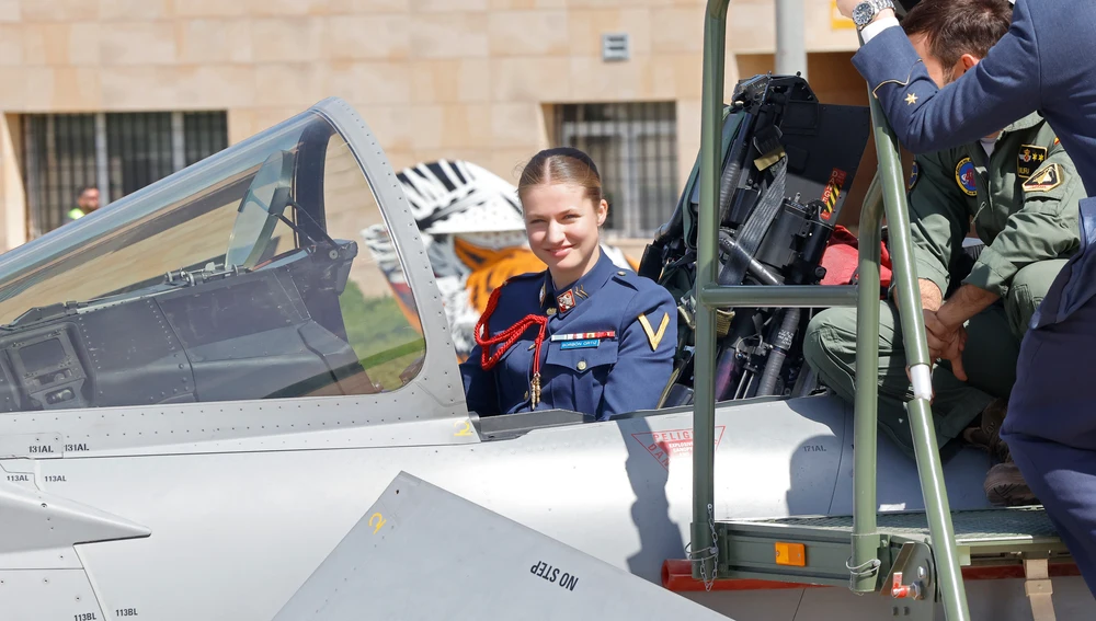 La princesa Leonor en un avión de combate La princesa Leonor en un avión de combate