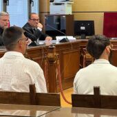 Los dos acusados de intentar matar a una mujer con una katana en el juicio