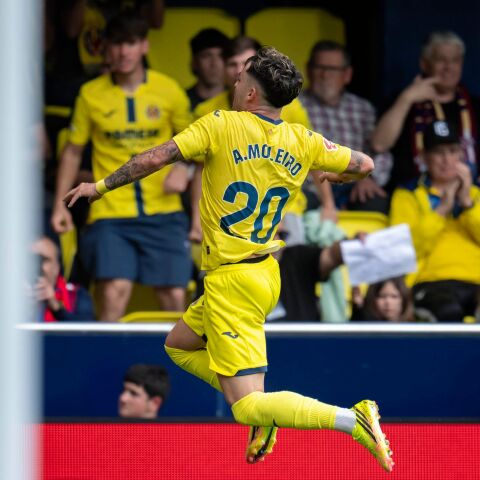 Alberto Moleiro celebra un gol