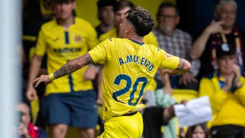 Alberto Moleiro celebra un gol