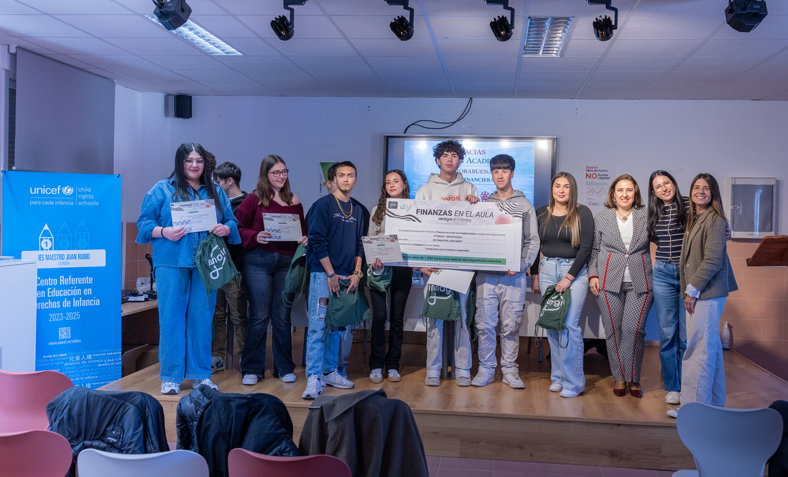 El IES Maestro Juan Rubio de La Roda, uno de los tres ganadores a nivel nacional de ‘Finanzas en el aula’ El IES Maestro Juan Rubio de La Roda, uno de los tres ganadores a nivel nacional de ‘Finanzas en el aula’