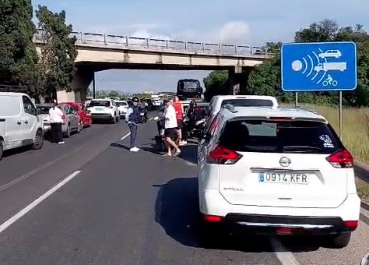 Un accidente múltiple en la autovía de Palma deja seis heridos leves y largas retenciones Un accidente múltiple en la autovía de Palma deja seis heridos leves y largas retenciones
