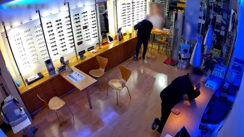 Los dos arrestados en el interior de la optica en la que robaron en Novelda. Los dos arrestados en el interior de la optica en la que robaron en Novelda.