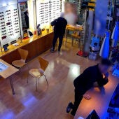 Los dos arrestados en el interior de la optica en la que robaron en Novelda.