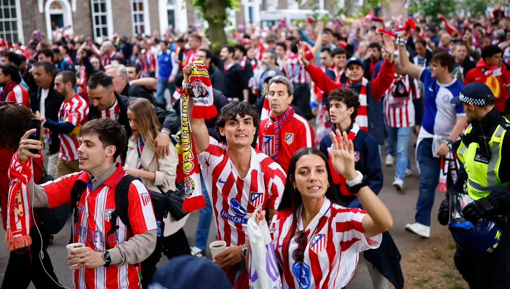 Los aficionados del Atleti rumbo al estadio Los aficionados del Atleti rumbo al estadio