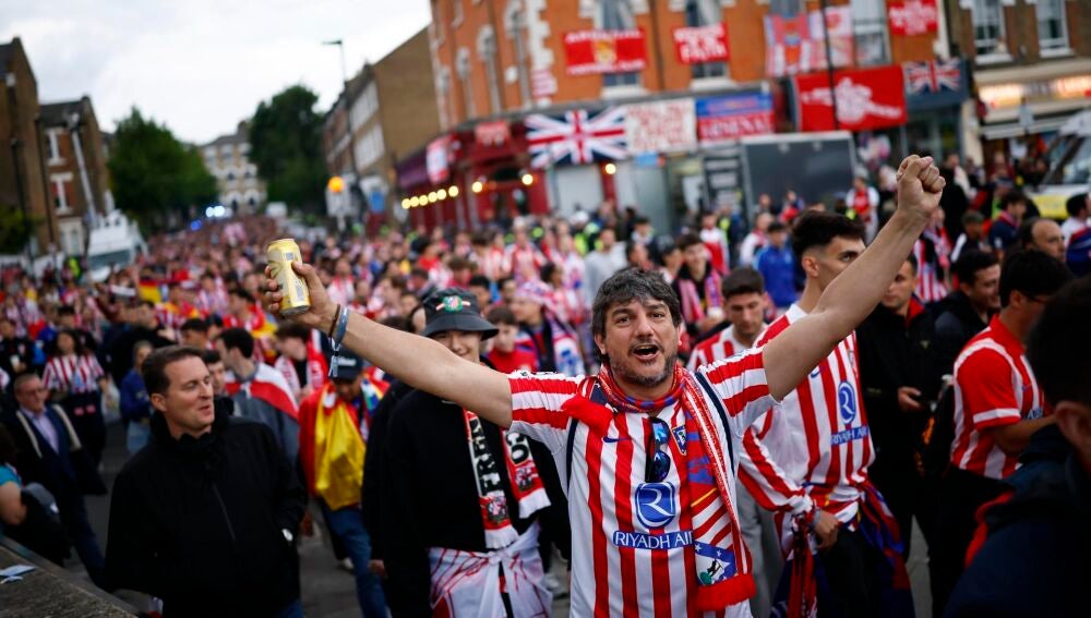 Aficionados del Atlético de Madrid en las calles de Londres 