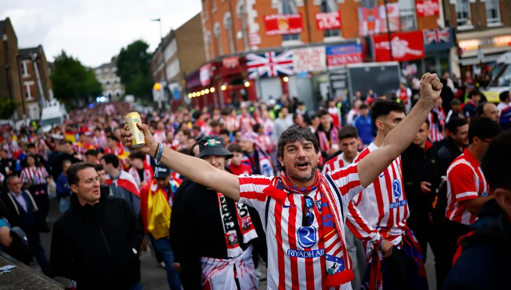 Aficionados del Atlético de Madrid en las calles de Londres Aficionados del Atlético de Madrid en las calles de Londres