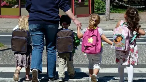 Imagen de archivo de un grupo de niños yendo al colegio Imagen de archivo de un grupo de niños yendo al colegio