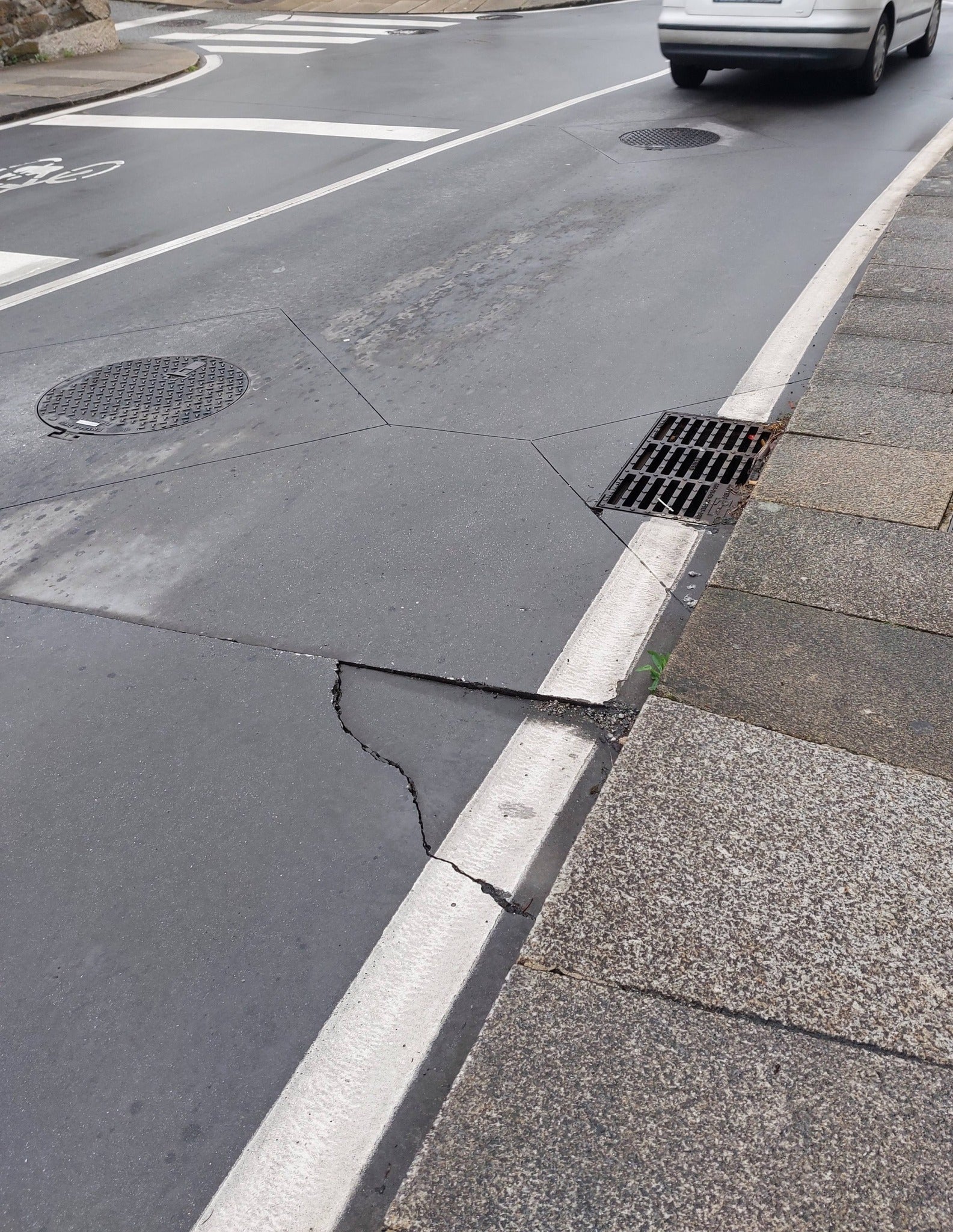 Vecinos de la rúa do Pombal lamentan que un año después de la apertura de la calle "está todo agrietado" y el "gran problema es el drenaje" además de un accidente en un banco Vecinos de la rúa do Pombal lamentan que un año después de la apertura de la calle "está todo agrietado" y el "gran problema es el drenaje" además de un accidente en un banco