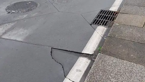 Vecinos de la rúa do pombal lamentan que un año después de la apertura de la calle "está todo agrietado" y el "gran problema es el drenaje" además de un accidente en un banco Vecinos de la rúa do pombal lamentan que un año después de la apertura de la calle "está todo agrietado" y el "gran problema es el drenaje" además de un accidente en un banco