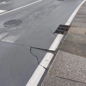 Vecinos de la rúa do pombal lamentan que un año después de la apertura de la calle "está todo agrietado" y el "gran problema es el drenaje" además de un accidente en un banco Vecinos de la rúa do pombal lamentan que un año después de la apertura de la calle "está todo agrietado" y el "gran problema es el drenaje" además de un accidente en un banco