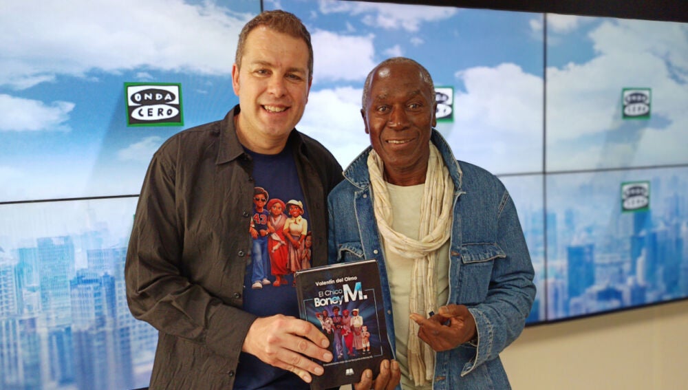 Valentí del Olmo i Reggie Tsiboe als estudis de la ràdio presentant 'El chico Boney M'