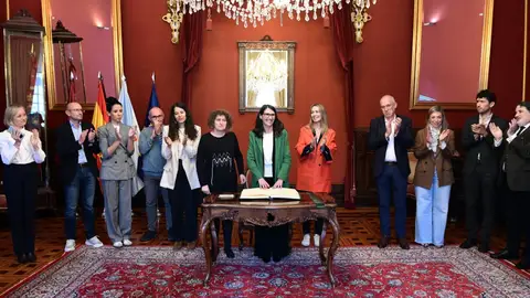 La rectora de la USC Rosa Crujeiras y el Concello de Santiago marcan su "hoja de ruta" para reforzar la "transferencia de conocimiento" La rectora de la USC Rosa Crujeiras y el Concello de Santiago marcan su "hoja de ruta" para reforzar la "transferencia de conocimiento"