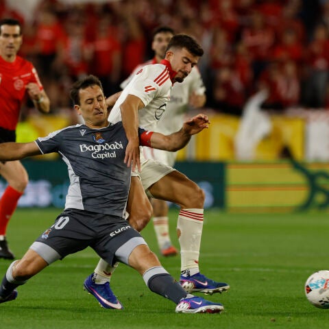 El delantero de la Real Sociedad Mikel Oyarzabal controla el balón ante el defensa del Sevilla Kike Salas.
