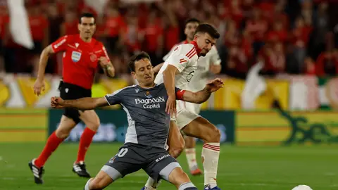 El delantero de la Real Sociedad Mikel Oyarzabal controla el balón ante el defensa del Sevilla Kike Salas. El delantero de la Real Sociedad Mikel Oyarzabal controla el balón ante el defensa del Sevilla Kike Salas.