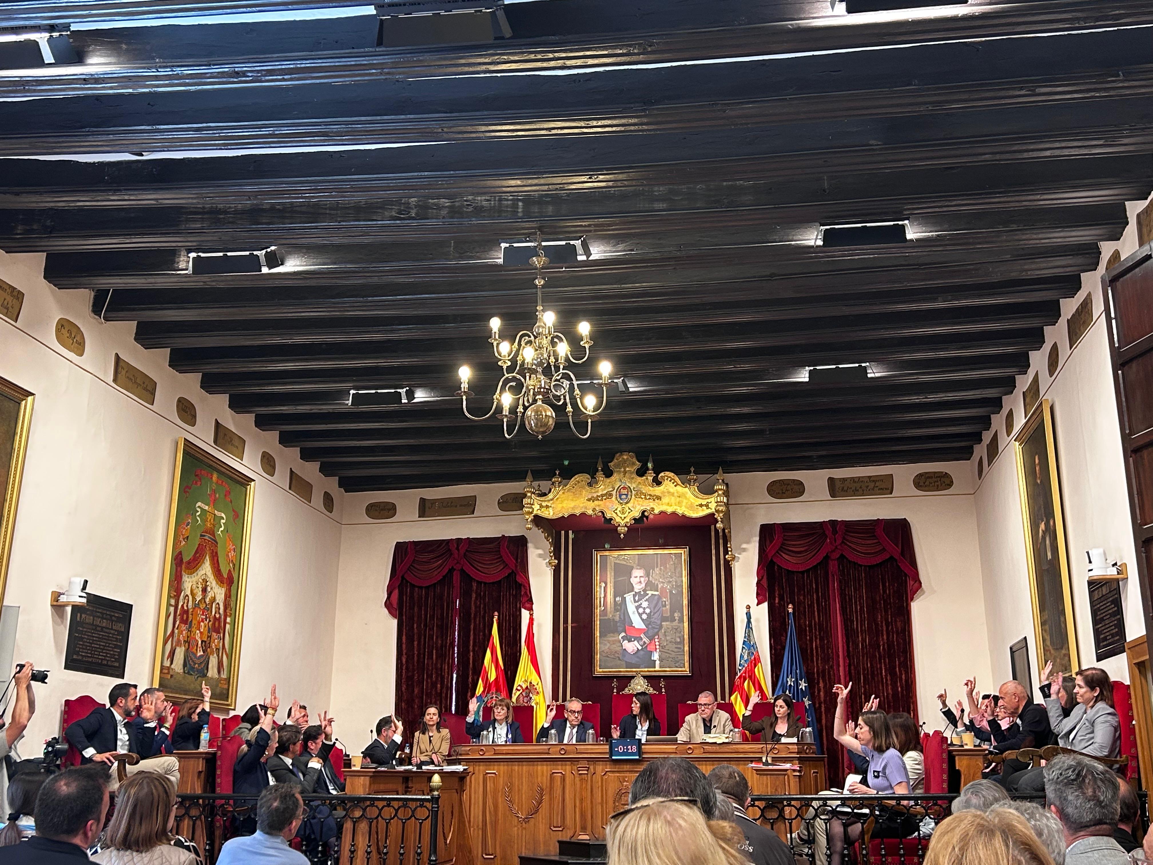 El alcalde de Elche rechaza el insulto del concejal de Vox a la portavoz de Compromís en el pleno municipal El alcalde de Elche rechaza el insulto del concejal de Vox a la portavoz de Compromís en el pleno municipal