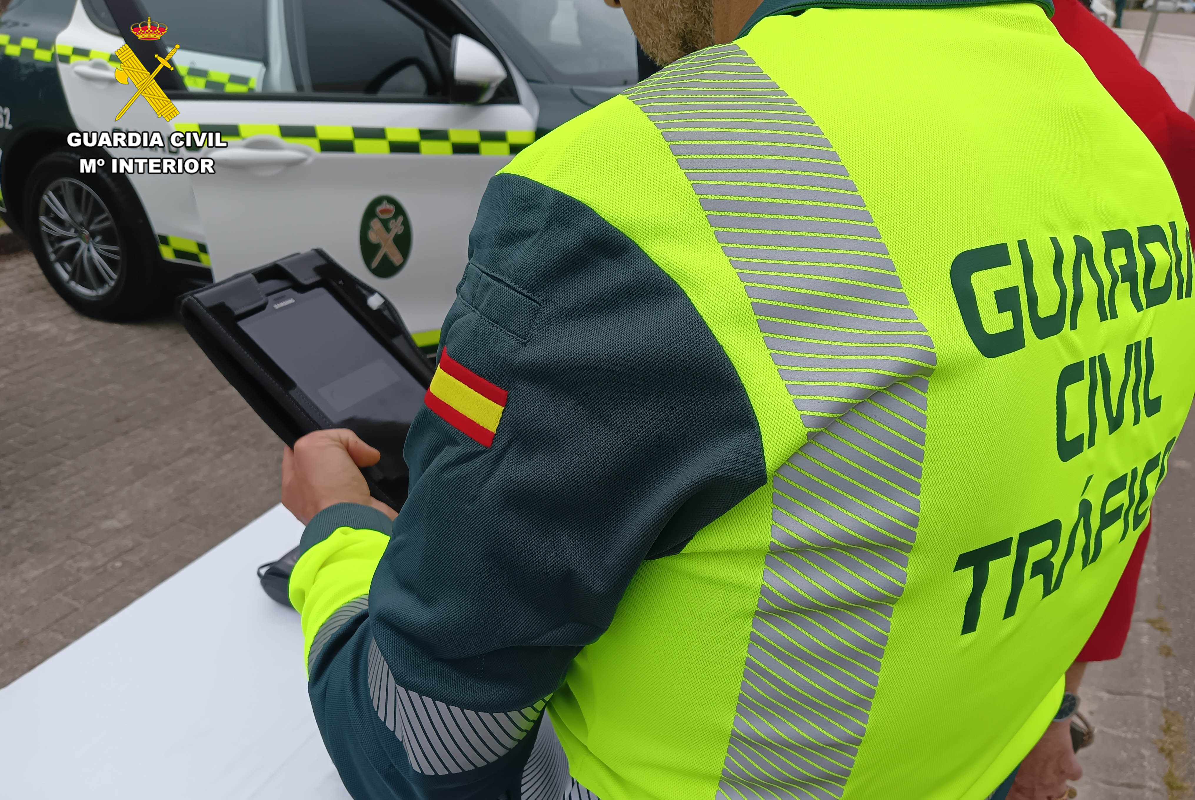Agente de la Guardia Civil de Tráfico de Cantabria en un control de alcoholemia Agente de la Guardia Civil de Tráfico de Cantabria en un control de alcoholemia