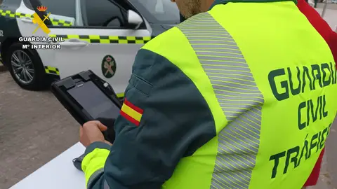 Agente de la Guardia Civil de Tráfico de Cantabria en un control de alcoholemia Agente de la Guardia Civil de Tráfico de Cantabria en un control de alcoholemia