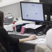 Imagen de archivo de trabajadores en oficina.