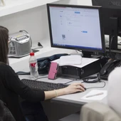 Imagen de archivo de trabajadores en oficina. Imagen de archivo de trabajadores en oficina.
