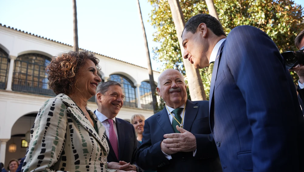 María Jesús Montero y Juanma Moreno, fotografiados durante el día de Andalucía. María Jesús Montero y Juanma Moreno, fotografiados durante el día de Andalucía.