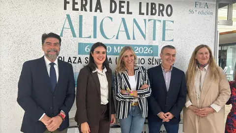 Las autoridades con los autores de la jornada inaugural Las autoridades con los autores de la jornada inaugural