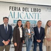Las autoridades con los autores de la jornada inaugural 