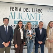 Las autoridades con los autores de la jornada inaugural Las autoridades con los autores de la jornada inaugural