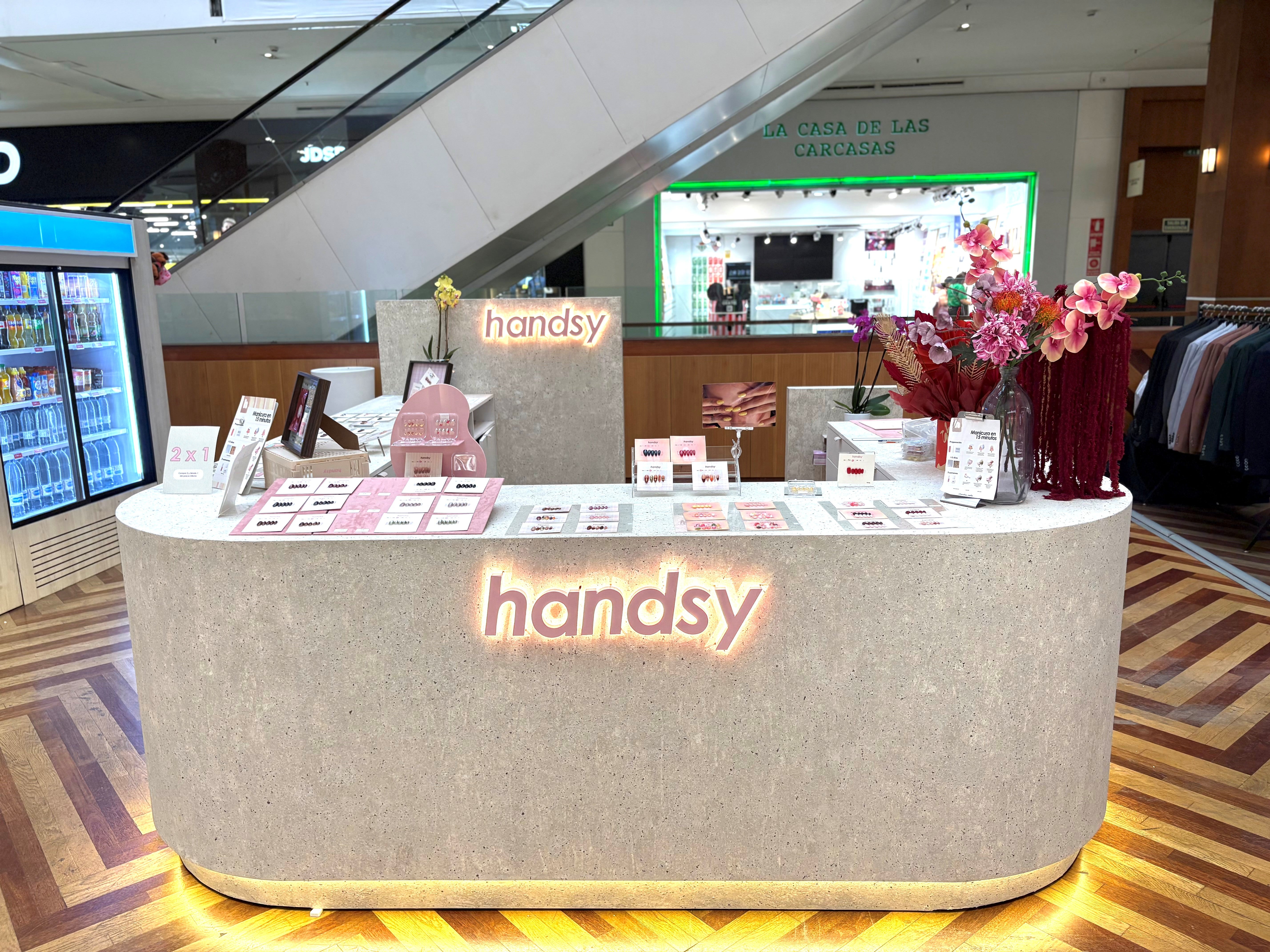 Uñas nuevas en minutos: la revolución de la manicura exprés llega a Los Arcos Uñas nuevas en minutos: la revolución de la manicura exprés llega a Los Arcos