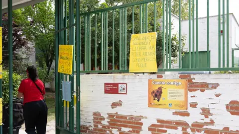Varios carteles de protesta, en el exterior de una escuela infantil en Madrid. Varios carteles de protesta, en el exterior de una escuela infantil en Madrid.