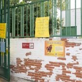 Varios carteles de protesta, en el exterior de una escuela infantil en Madrid.