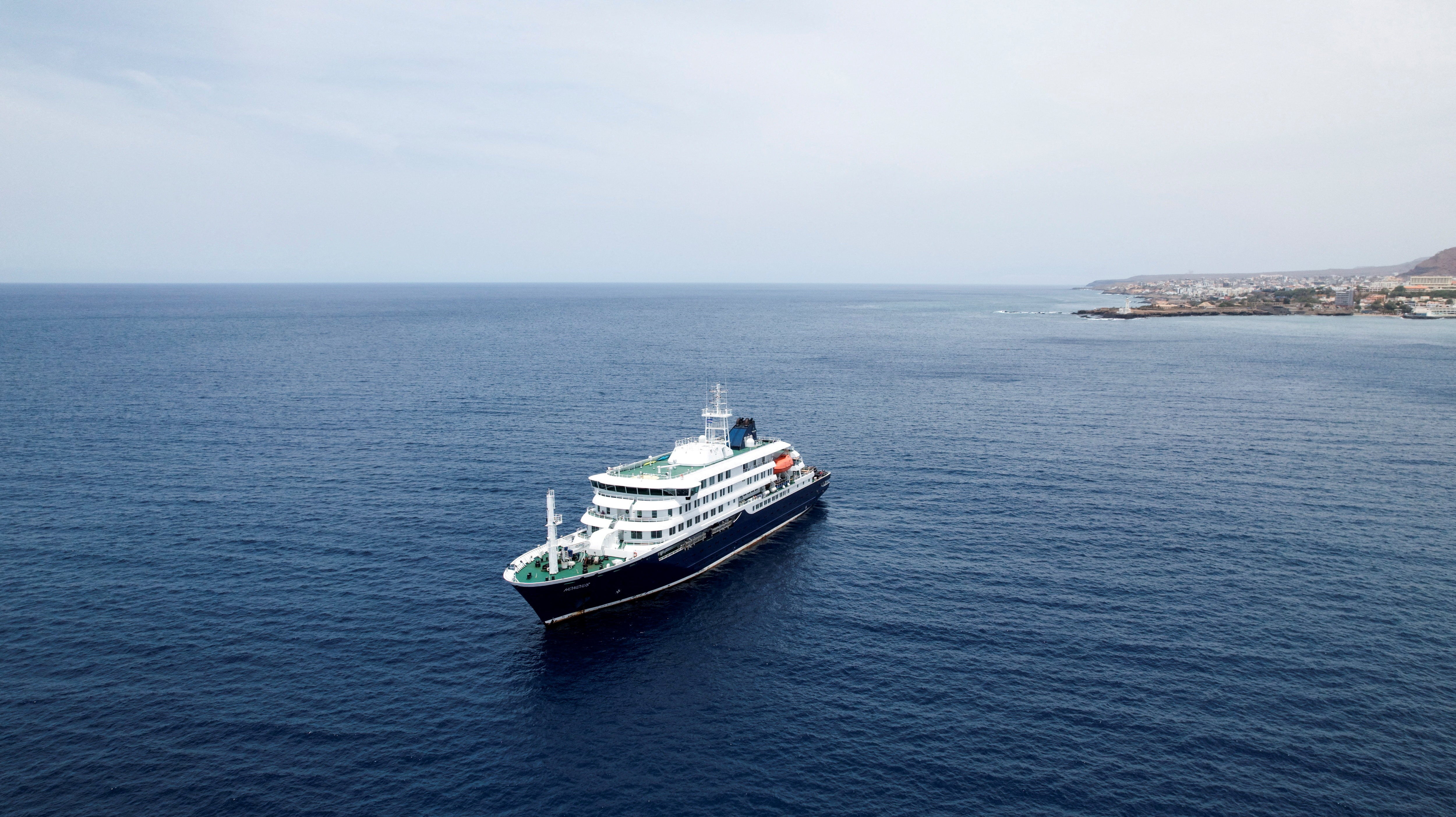 Imagen del crucero del hantavirus en su camino a Canarias. Imagen del crucero del hantavirus en su camino a Canarias.