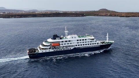 Vista a&eacute;rea del crucero MV Hondius, con pasajeros sospechosos de tener casos de hantavirus a bordo, saliendo de Praia, Cabo Verde