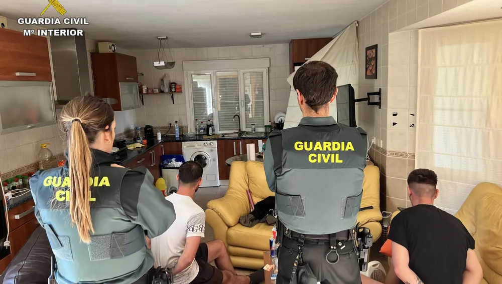 Los dos detenidos en el chalet donde se ubicaba la plantación de marihuana en Uceda Los dos detenidos en el chalet donde se ubicaba la plantación de marihuana en Uceda