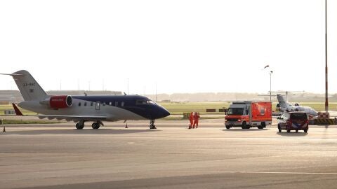 Trasladados a &Aacute;msterdam los dos contagiados que pararon en Canarias, en un nuevo avi&oacute;n medicalizado