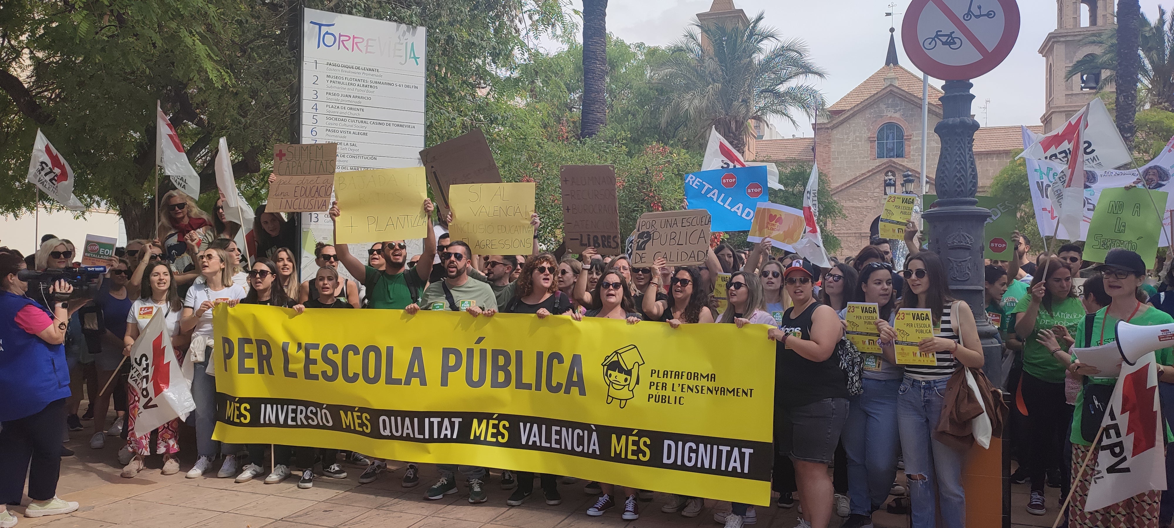 El PSOE de la Vega Baja expresa su apoyo al profesorado valenciano y exige al Consell que se siente a negociar El PSOE de la Vega Baja expresa su apoyo al profesorado valenciano y exige al Consell que se siente a negociar
